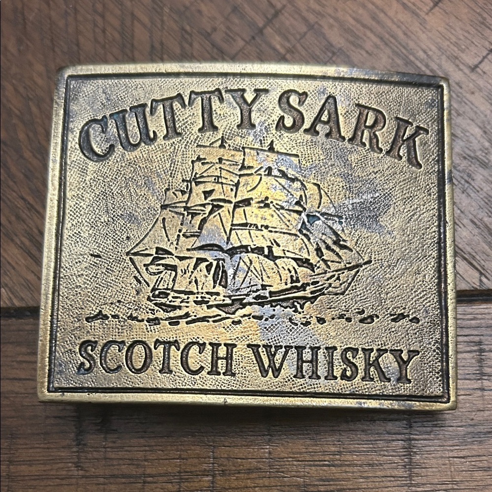 vintage Cutty Sark Scotch Whisky belt buckle. 

Vintage from the 1970s